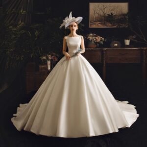 プリンセスライン　美しいホワイトサテン　ノースリーブ　ウェディングドレス