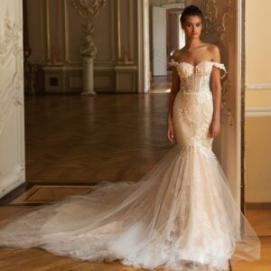 マーメイドライン　アップリケのウェディングドレス　オフショルダー　ストラップレスブライダル