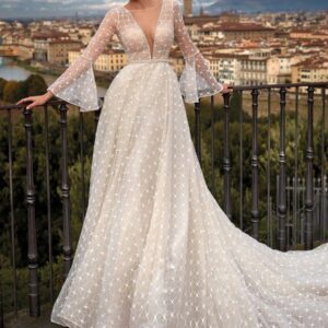 Aライン　シンプルなプリンセスウェディングドレス　長袖フレアスリーブ　Vネックブライダルガウン