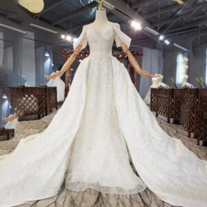 スレンダーライン　ハワイアン挙式に似合うウエディングドレス　取り外し可能なドレス