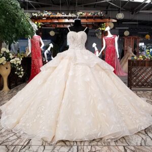 プリンセスライン　みんなの注目の的になるエレガントウェディングドレス