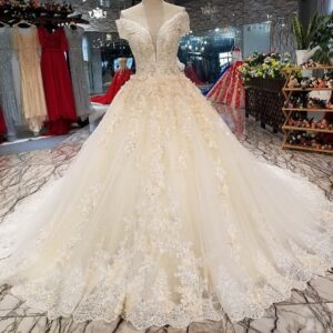 Aライン 結婚式ドレスの決め手 豪華なウェディングドレス