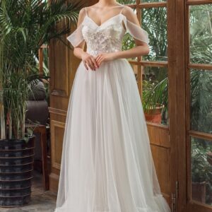 スレンダーライン　清楚でかわいい花嫁　ウェディングドレス