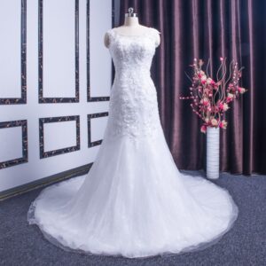 スレンダーライン　フォトジェニック花嫁　エレガントウェディングドレス　