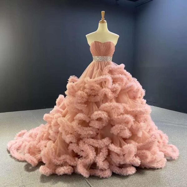 Aライン　披露宴や二次会におすすめ　ノースリーブの花嫁ドレス　ウェディングドレス
