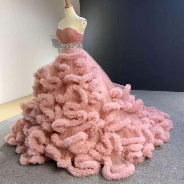 Aライン　披露宴や二次会におすすめ　ノースリーブの花嫁ドレス　ウェディングドレス