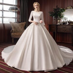 プリンセスライン 結婚式の演出にナチュラルで高級感あるウエディングドレス
