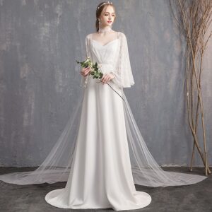 スレンダーライン　清楚な挙式　白く美しい長袖のウェディングドレス