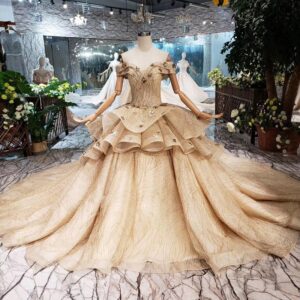 プリンセスライン 個性的なゴールドドレス 特別な日のウエディングドレス