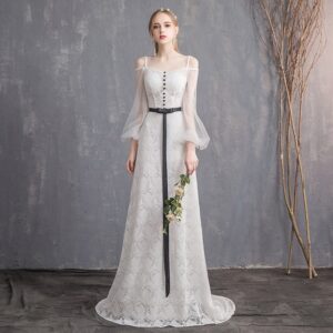 スレンダーライン　海外結婚式　おしゃれでシンプルなウェディングドレス　30代