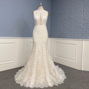マーメイドライン　エレガンス　ノースリーブレースのウェディングドレス　ブライダルガウン
