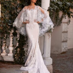 マーメイドライン　ケープ付きのウェディングドレス 　レースアップリケの花嫁衣装