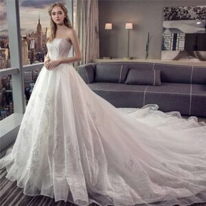 Aライン 結婚式のドレスはこれで決まり 綺麗で美しいウェディングドレス