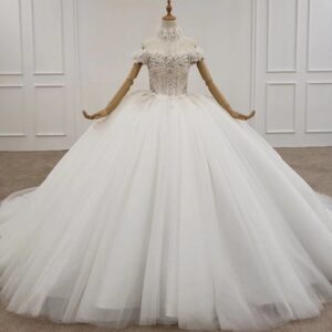 プリンセスライン ふんわりスカートがかわいい 華やかな挙式ドレス ウェディングドレス