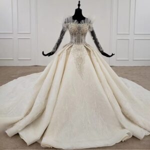 ベルライン　結婚式の主役のためのウェディングドレス　レースと刺繍が綺麗なドレス