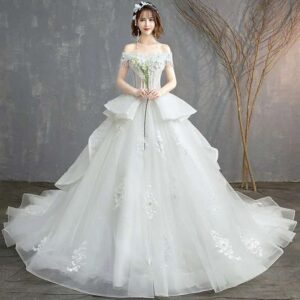 プリンセスライン キュートでチャーミングな花嫁 挙式 レースアップリケとビーズのウェディングドレス