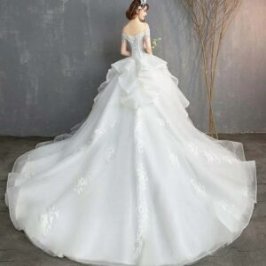 プリンセスライン　キュートでチャーミングな花嫁　挙式　レースアップリケとビーズのウェディングドレス