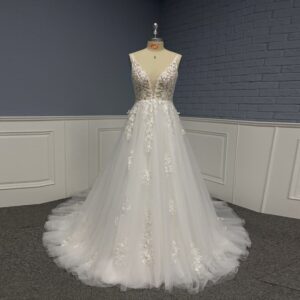 Aライン プレ花嫁さんのサポート ドレスお探し中の花嫁必見 バックレスウェディングドレス