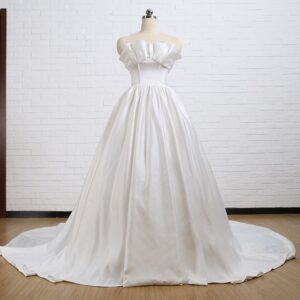 ベルライン　シンプルなデザインがかわいい　ホワイトサテンのウェディングドレス