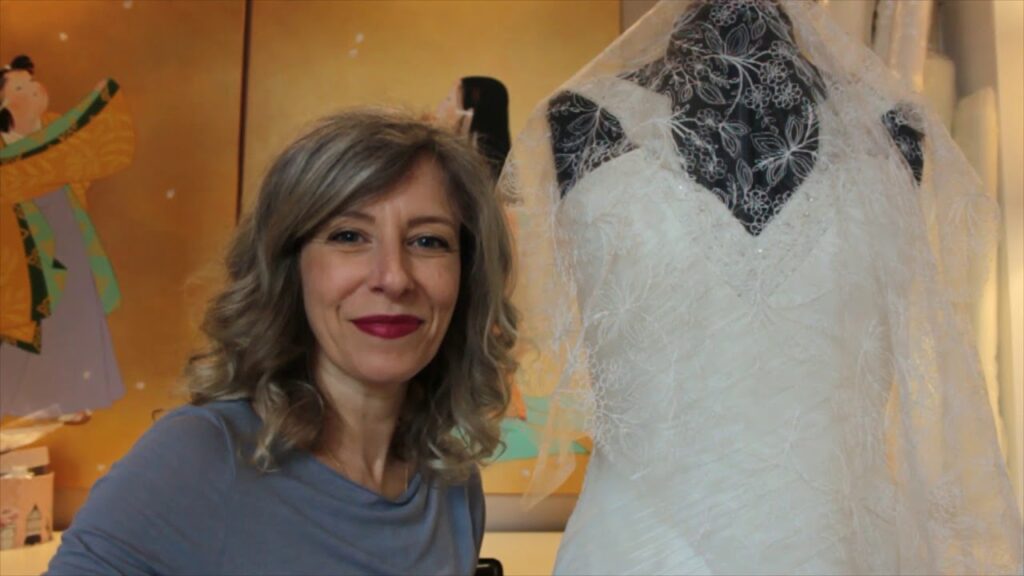 come modificare un abito da sposa: uno scollo difficile