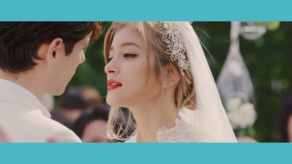 ローラ、純白ウエディングドレス姿　キス後の照れ顔が可愛い！