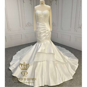 マーメイドライン 披露宴会場の照明にキラキラ輝く スパンコール刺繍