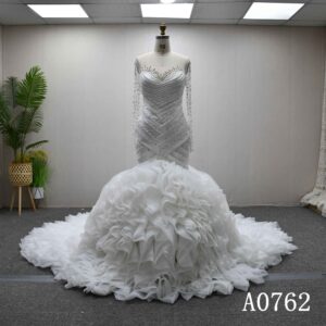 マーメイドライン 圧巻のトレーン 大聖堂に映えるドラマチックな一着