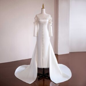 スレンダーライン 海外の石畳の街に似合う クラシカルでモダンな一着