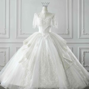 プリンセスライン 婚約指輪のダイヤに負けないキラキラ感をドレスにも